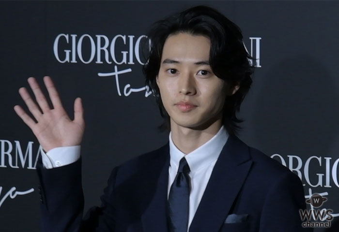 【動画】山﨑賢人がスーツ姿でアルマーニ「クルーズコレクション」に来場！