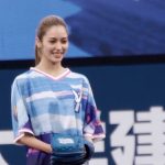 【動画】E-girls / Happiness・楓が横浜スタジアムで人生初のセレモニアルピッチ（始球式） で見事ノーバン！