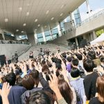 Official髭男dism、ダイバーシティ東京プラザにて配信チャートで11冠を獲得した「Pretender」発売記念フリーライブを開催！5,000人のファンが集結！