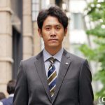 大泉洋が主演する日曜劇場『ノーサイド・ゲーム』が、丸の内のオフィス街で クランクインした。『ノーサイド・ゲーム』は、原作は池井戸潤の同名タイトル小説で、早くもTBSで映像化。 大泉が演じるのは大手自動車メーカー「トキワ自動車」の中堅サラリーマン・君嶋隼人。君嶋は出世レースの先頭に立ち幹部候補とまで言われていたが、上司が主導する企業買収に異を唱えた結果、本社から府中工場に飛ばされてしまう。総務部長として赴任する工場に赴いたところ、トキワ自動車ラグビーチーム「アストロズ」のゼネラルマネージャーを兼務するよう命じられる。かつては強豪チームも今では成績不振にあえいでいた。知識も経験もない君嶋にチーム再建という重荷が課せられ、出世の道を絶たれた君嶋の再起をかけた戦いが始まる。 クランクインで最初に撮影したのは、トキワ自動車の本社がある設定の丸の内界隈を歩くシーン。本社から府中工場への異動が決まり肩を落とす君嶋。休日早朝の撮影にもかかわらず約300人のエキストラが集まり、まるでオフィスタイムのような喧騒が再現された。大泉とエキストラはカメラの位置や角度を変えて撮影するため、一定の距離を何度も歩いていた。 また、支度を済ませて撮影現場にやってきた大泉は、早朝の丸の内エリアに大勢のエキストラが集まっているのを見て驚いていた。