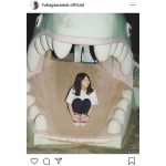 深川麻衣、夜の公園で怪獣に食べれる!? 絶妙なおしゃれショット公開