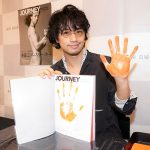 斎藤工がフォトマガジン発売記念イベントを開催！「体温が宿る一つの手段」思いを込めた手形押し