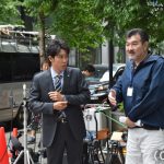 大泉洋が主演する日曜劇場『ノーサイド・ゲーム』が、丸の内のオフィス街で クランクインした。『ノーサイド・ゲーム』は、原作は池井戸潤の同名タイトル小説で、早くもTBSで映像化。 大泉が演じるのは大手自動車メーカー「トキワ自動車」の中堅サラリーマン・君嶋隼人。君嶋は出世レースの先頭に立ち幹部候補とまで言われていたが、上司が主導する企業買収に異を唱えた結果、本社から府中工場に飛ばされてしまう。総務部長として赴任する工場に赴いたところ、トキワ自動車ラグビーチーム「アストロズ」のゼネラルマネージャーを兼務するよう命じられる。かつては強豪チームも今では成績不振にあえいでいた。知識も経験もない君嶋にチーム再建という重荷が課せられ、出世の道を絶たれた君嶋の再起をかけた戦いが始まる。 クランクインで最初に撮影したのは、トキワ自動車の本社がある設定の丸の内界隈を歩くシーン。本社から府中工場への異動が決まり肩を落とす君嶋。休日早朝の撮影にもかかわらず約300人のエキストラが集まり、まるでオフィスタイムのような喧騒が再現された。大泉とエキストラはカメラの位置や角度を変えて撮影するため、一定の距離を何度も歩いていた。 また、支度を済ませて撮影現場にやってきた大泉は、早朝の丸の内エリアに大勢のエキストラが集まっているのを見て驚いていた。