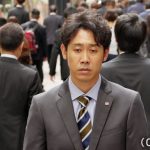 大泉洋が主演する日曜劇場『ノーサイド・ゲーム』が、丸の内のオフィス街で クランクインした。『ノーサイド・ゲーム』は、原作は池井戸潤の同名タイトル小説で、早くもTBSで映像化。 大泉が演じるのは大手自動車メーカー「トキワ自動車」の中堅サラリーマン・君嶋隼人。君嶋は出世レースの先頭に立ち幹部候補とまで言われていたが、上司が主導する企業買収に異を唱えた結果、本社から府中工場に飛ばされてしまう。総務部長として赴任する工場に赴いたところ、トキワ自動車ラグビーチーム「アストロズ」のゼネラルマネージャーを兼務するよう命じられる。かつては強豪チームも今では成績不振にあえいでいた。知識も経験もない君嶋にチーム再建という重荷が課せられ、出世の道を絶たれた君嶋の再起をかけた戦いが始まる。 クランクインで最初に撮影したのは、トキワ自動車の本社がある設定の丸の内界隈を歩くシーン。本社から府中工場への異動が決まり肩を落とす君嶋。休日早朝の撮影にもかかわらず約300人のエキストラが集まり、まるでオフィスタイムのような喧騒が再現された。大泉とエキストラはカメラの位置や角度を変えて撮影するため、一定の距離を何度も歩いていた。 また、支度を済ませて撮影現場にやってきた大泉は、早朝の丸の内エリアに大勢のエキストラが集まっているのを見て驚いていた。