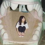 深川麻衣、夜の公園で怪獣に食べれる!? 絶妙なおしゃれショット公開