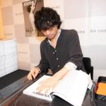 斎藤工がフォトマガジン発売記念イベントを開催！「体温が宿る一つの手段」思いを込めた手形押し