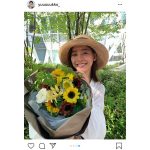 女優・新木優子が向日葵の花束を持ちクランクアップを報告！「お知らせしたいこと、、沢山あってうずうずしてますっ!!」