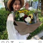 女優・新木優子が向日葵の花束を持ちクランクアップを報告！「お知らせしたいこと、、沢山あってうずうずしてますっ!!」