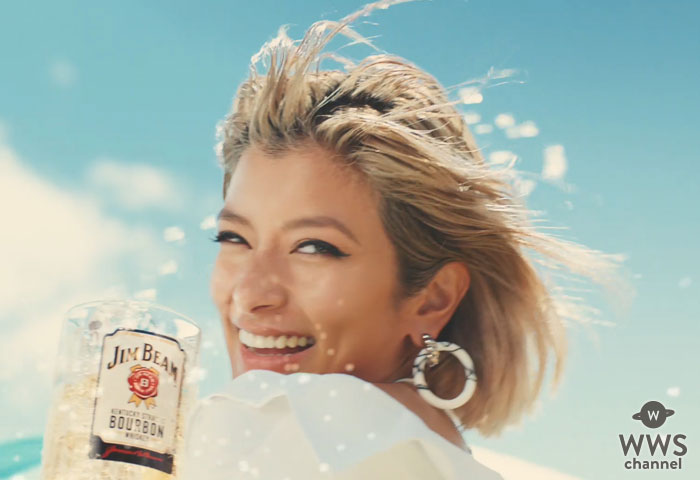 ローラ、ショートボブで「ジムビーム」の新CMに出演！