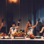 MAX、吸血鬼に扮した新曲ミュージックビデオ公開！テレパシーダンスの次はドラキュラダンス？