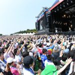 【ライブレポート】 ゆずが2001年以来のGRASS STAGEトップバッターで登場！ 爽快な青空の下、夏色で盛り上げる！