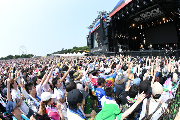 【ライブレポート】 ゆずが2001年以来のGRASS STAGEトップバッターで登場！ 爽快な青空の下、夏色で盛り上げる！