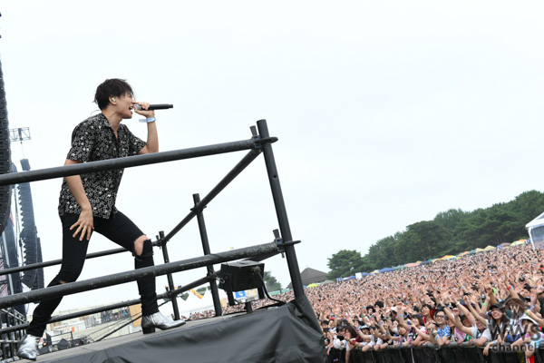 【ライブレポート】[ALEXANDROS]がGRASS STAGEに登場！最高にロックなパフォーマンスで魅了する！＜ROCK IN JAPAN FESTIVAL 2019＞