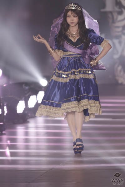 益若つばさが「関コレ2019 A/W」で美麗なドレスランウェイ！＜関西コレクション2019 A/W＞