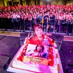 斉藤朱夏、バースデーフリーライブを開催！約3,000人のファンが駆け付けサプライズで会場が朱色に染まる！