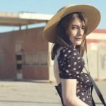 マギーが夏のLAでファッショナブルな水着やフェススタイルを魅せる！