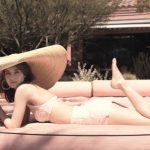 マギーが夏のLAでファッショナブルな水着やフェススタイルを魅せる！