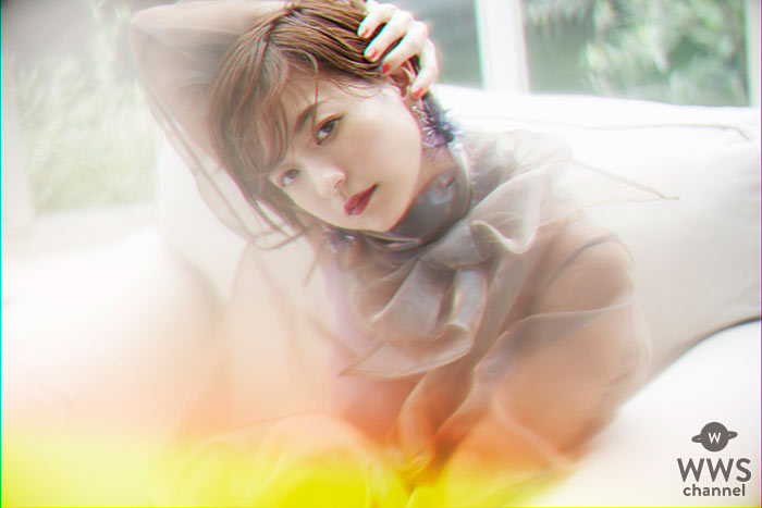 伊藤千晃、初のアルバム『Be』のジャケット写真をファンクラブツアー最終公演で解禁