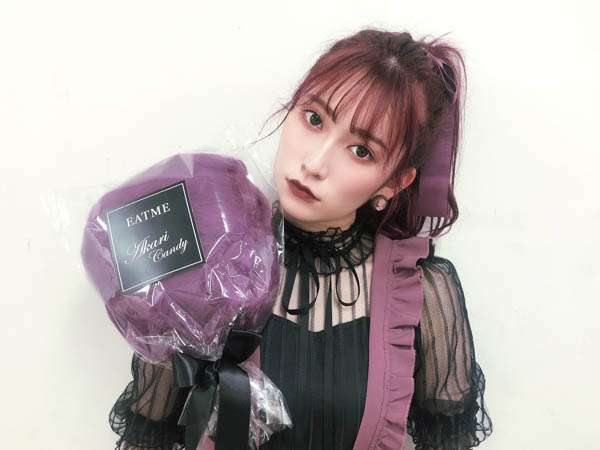 NMB48・吉田朱里が“あざとかわいい”ショットでファン歓喜！「どタイプ」「しっかりモデルさんしてる」