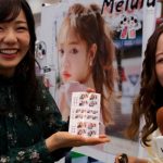 【動画】恵梨華、樋口みどりこ(つぼみ大革命)がフリュー でプリクラ新機種を体験！ ＜SUPER C CHANNEL 2019＞