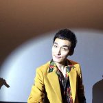 草彅剛、小鉄棒で観客と自撮り！『台風家族』舞台挨拶で実施中