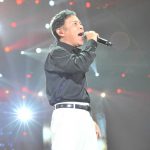 岡村隆史が今年で5年目となる「オールナイトニッポン歌謡祭」を開催！1万2500人の観客を前に白いスーツでクールにオープニングをキメる！