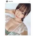 伊織もえ、チューブトップの水着が映えるウィンクショット公開！「セクシー」「呼吸が止まる」と歓喜の声も！