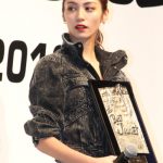 E-girls・楓が私服ジーンズつなぎで登場！ベストジーニスト2019、協議会選出部門受賞！「これからも変化と挑戦を恐れずに」