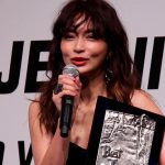 ２児の母・長谷川京子がベストジーニスト受賞で引き締まった美背中を披露！