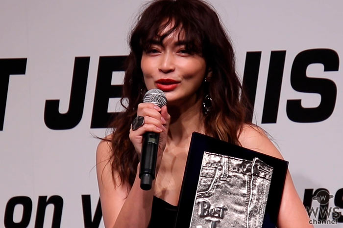 ２児の母・長谷川京子がベストジーニスト受賞で引き締まった美背中を披露！