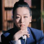 浅田真央、クールなスーツ姿でビジネスパーソンに変身