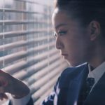 浅田真央、クールなスーツ姿でビジネスパーソンに変身