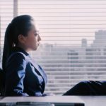 浅田真央、クールなスーツ姿でビジネスパーソンに変身