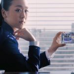 浅田真央、クールなスーツ姿でビジネスパーソンに変身