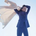 浅田真央、クールなスーツ姿でビジネスパーソンに変身