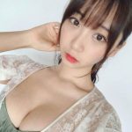 伊織もえ、チューブトップの水着が映えるウィンクショット公開！「セクシー」「呼吸が止まる」と歓喜の声も！