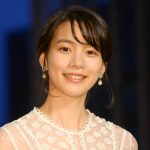 のん、パールホワイトのドレスコーデで「第32回東京国際映画祭」レッドカーペットに登場！