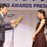 女優・岡田結実「メガネが、小さい頃から大好き」!芸能界部門で「第32回 日本 メガネ ベストドレッサー賞」受賞!