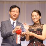 女優・岡田結実「メガネが、小さい頃から大好き」！芸能界部門で「第32回 日本 メガネ ベストドレッサー賞」受賞！