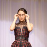 女優・岡田結実「メガネが、小さい頃から大好き」！芸能界部門で「第32回 日本 メガネ ベストドレッサー賞」受賞！