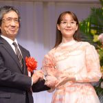 トリンドル玲奈「自分に似合うサングラスを見つけて楽しみたい」！サングラス部門（女性）で「第32回 日本 メガネ ベストドレッサー賞」受賞