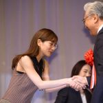 フリーアナウンサー田中みな実が「第32回 日本 メガネ ベスト ドレッサー賞」特別賞を受賞！「ファッションの一部としても楽しんでいます」