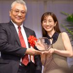 フリーアナウンサー田中みな実が「第32回 日本 メガネ ベスト ドレッサー賞」特別賞を受賞！「ファッションの一部としても楽しんでいます」