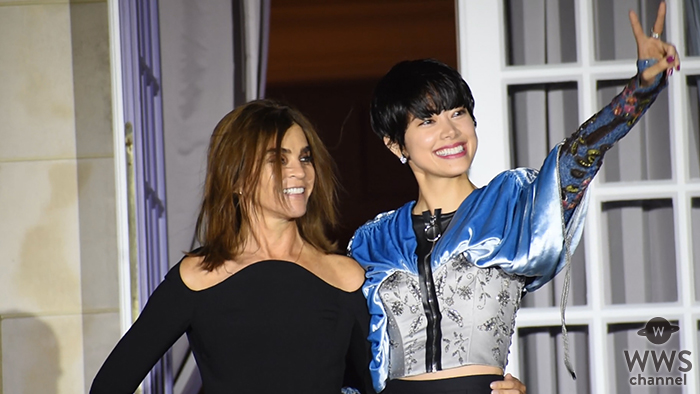 【動画】森星が鮮やかなブルーのトップスにパンツスタイルで登場！＜harper by Harper's BAZAAR×CR Japan 1周年パーティ＞