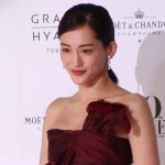 【動画】綾瀬はるか、濃赤のドレスコーデを披露！「VOGUE JAPAN WOMEN OF OUR TIME」を受賞