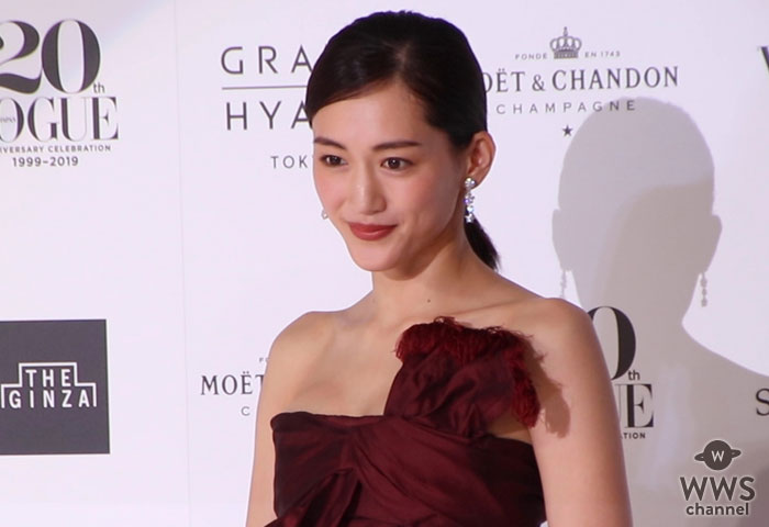 【動画】綾瀬はるか、濃赤のドレスコーデを披露！「VOGUE JAPAN WOMEN OF OUR TIME」を受賞