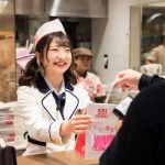 NMB48メンバーが大阪・有名店のスタッフに！「５５１蓬莱×NMB48キャンペーン」