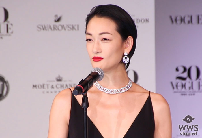 【動画】冨永愛がシックなドレスコーデで登場！「VOGUE JAPAN WOMEN OF OUR TIME」を受賞