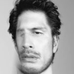 平井堅、『4マリ』主題歌のMVに佐久間由衣、清原翔が出演！“身を焦がすような恋”を体現