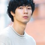 平井堅、『4マリ』主題歌のMVに佐久間由衣、清原翔が出演！“身を焦がすような恋”を体現